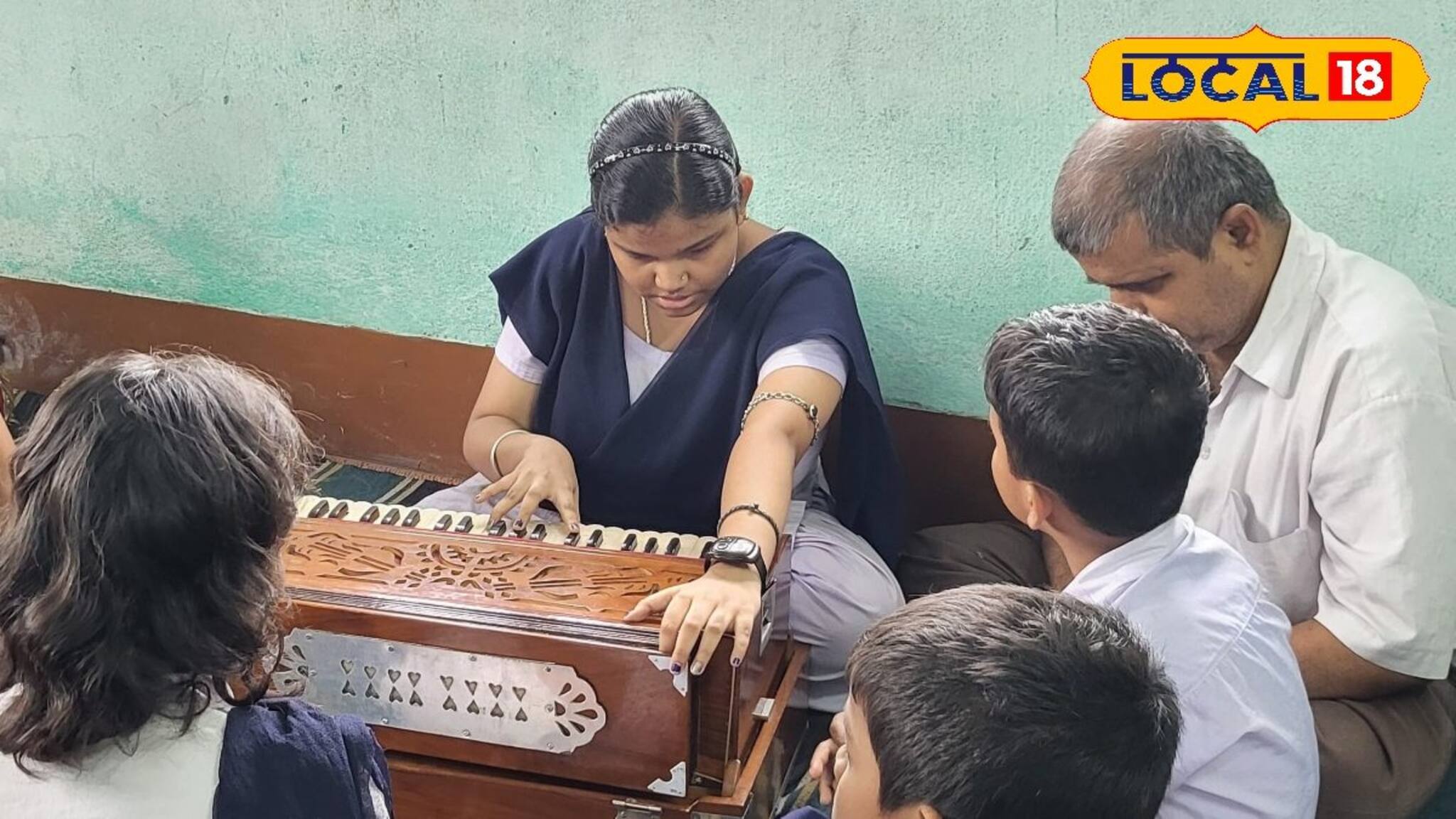 বিশেষভাবে সক্ষম, তবুও সুর-তালে মাতিয়ে দিচ্ছে পড়ুয়ারা! এই স্কুল অনুপ্রেরণা