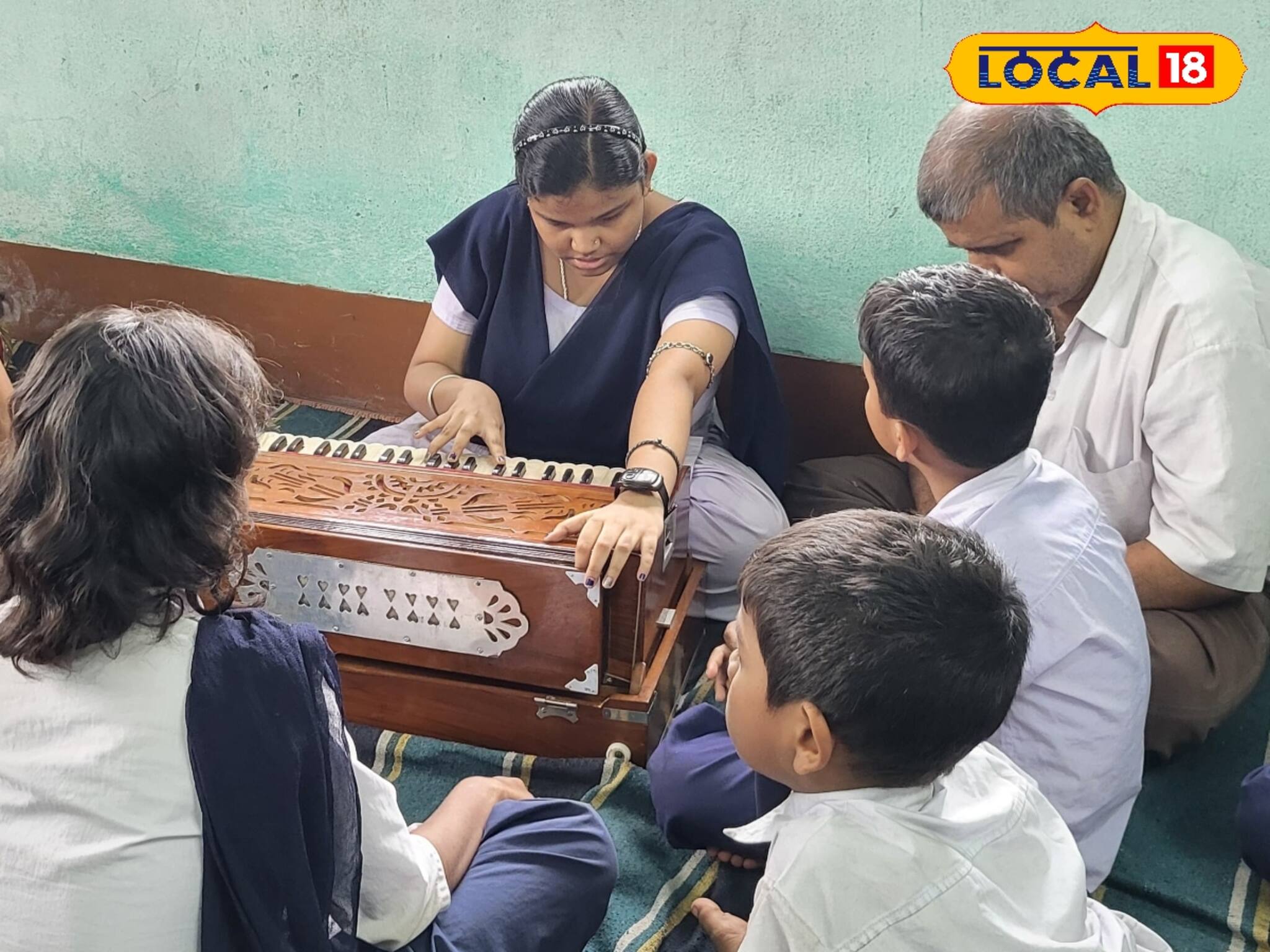 বিশেষভাবে সক্ষম, তবুও সুর-তালে মাতিয়ে দিচ্ছে পড়ুয়ারা! এই স্কুল অনুপ্রেরণা