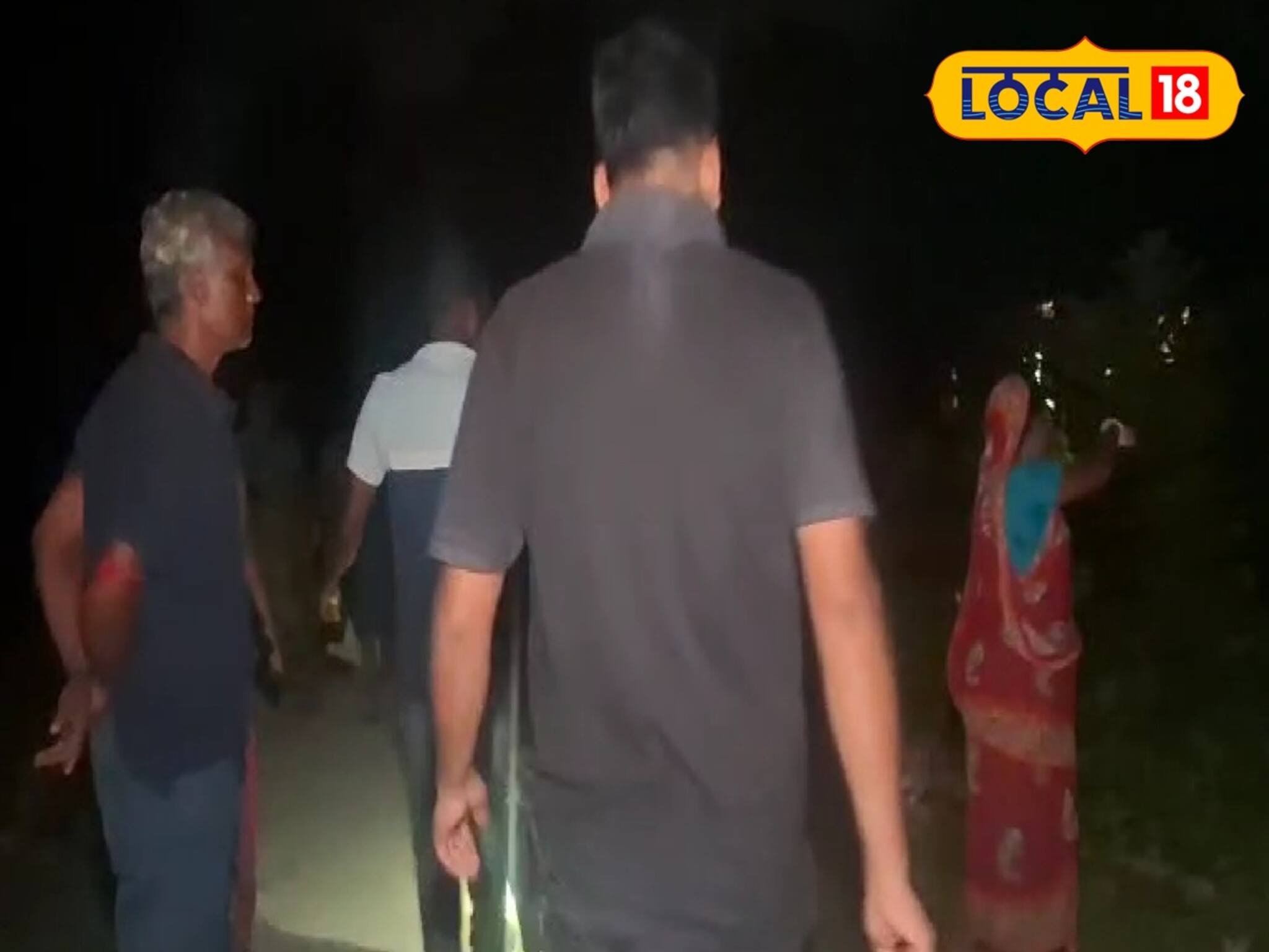 চোখ লাল করে বাড়িতে ঢুকে গৃহবধূকে কটূক্তি যুবকের! প্রতিবাদ করতেই কোপ পড়ল শ্বশুরের ঘাড়ে