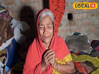 ভেঙে পড়েছেন বৃদ্ধা মা।