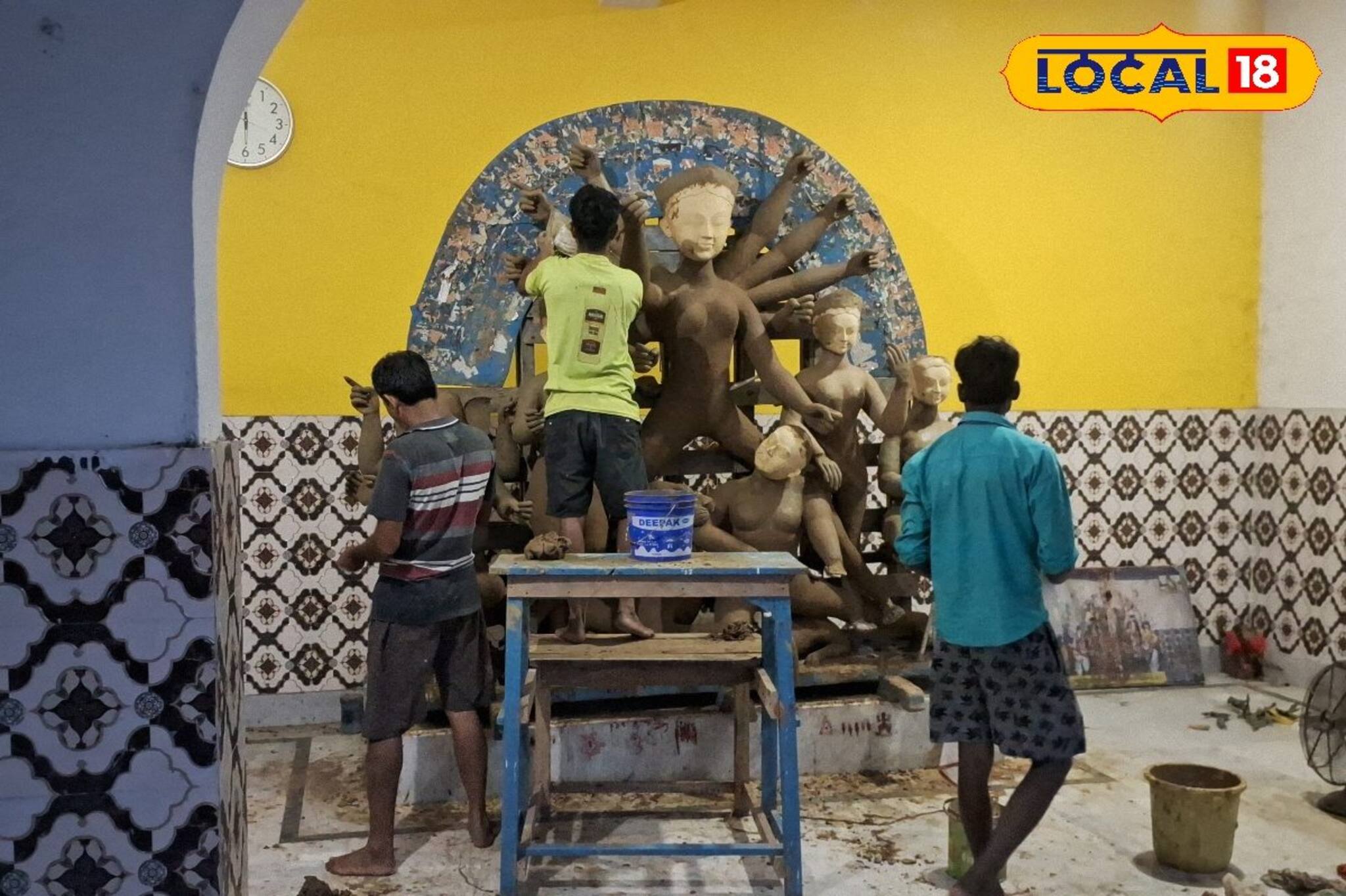 সব পুজো প্রায় একসঙ্গে! প্রতিমা তৈরি শেষ হবে তো? চিন্তা...