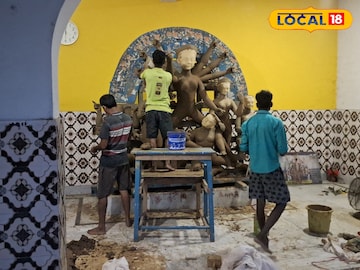 Durga Puja 2025 : বৃষ্টির দাপটে প্রতিমা শুকনো করা দুঃস্বপ্ন, পুজোর আগে মৃৎশিল্পীরা যেন যু*দ্ধ করছেন