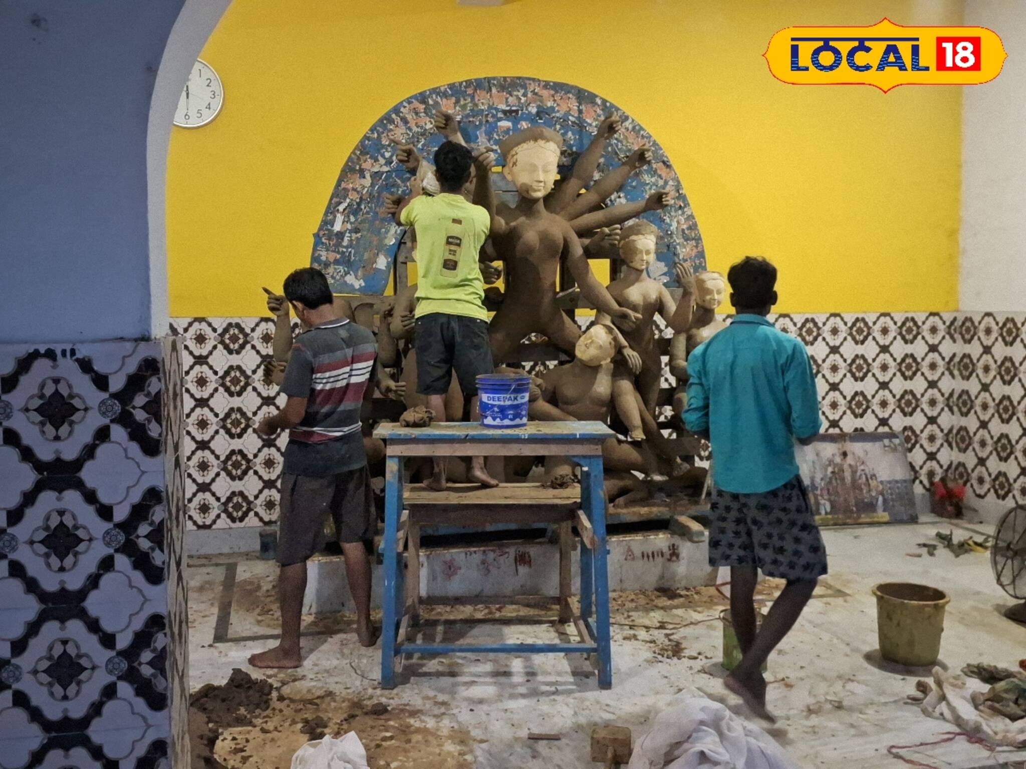 সব পুজো প্রায় একসঙ্গে! প্রতিমা তৈরি শেষ হবে তো? চিন্তা...