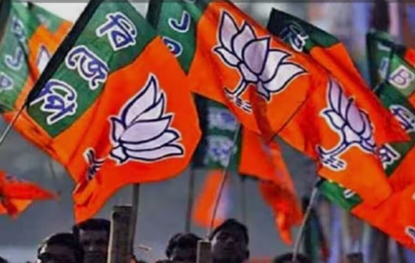 ২০২৬ সালের বিধানসভা নির্বাচনকে সামনে রেখে নতুন কৌশল নিয়ে ভাবছে বঙ্গ বিজেপি। ছাব্বিশের বিধানসভা ভোটে নিজেদের শক্তি প্রদর্শনে মরিয়া বঙ্গের গেরুয়া ব্রিগেড। সেই লক্ষ্যে ইতিমধ্যেই আরএসএসের সঙ্গে সমন্বয় বৈঠক করছে বঙ্গ বিজেপি। সেই বৈঠক শেষ হলেও অবশ্য নতুন রাজ্য কমিটি গঠন নিয়ে চূড়ান্ত সিদ্ধান্ত হয়নি। রাজ্য সভাপতি শমীক ভট্টাচার্য ছাড়াও সেই বৈঠকে উপস্থিত ছিলেন বিরোধী দলনেতা শুভেন্দু অধিকারীও৷
