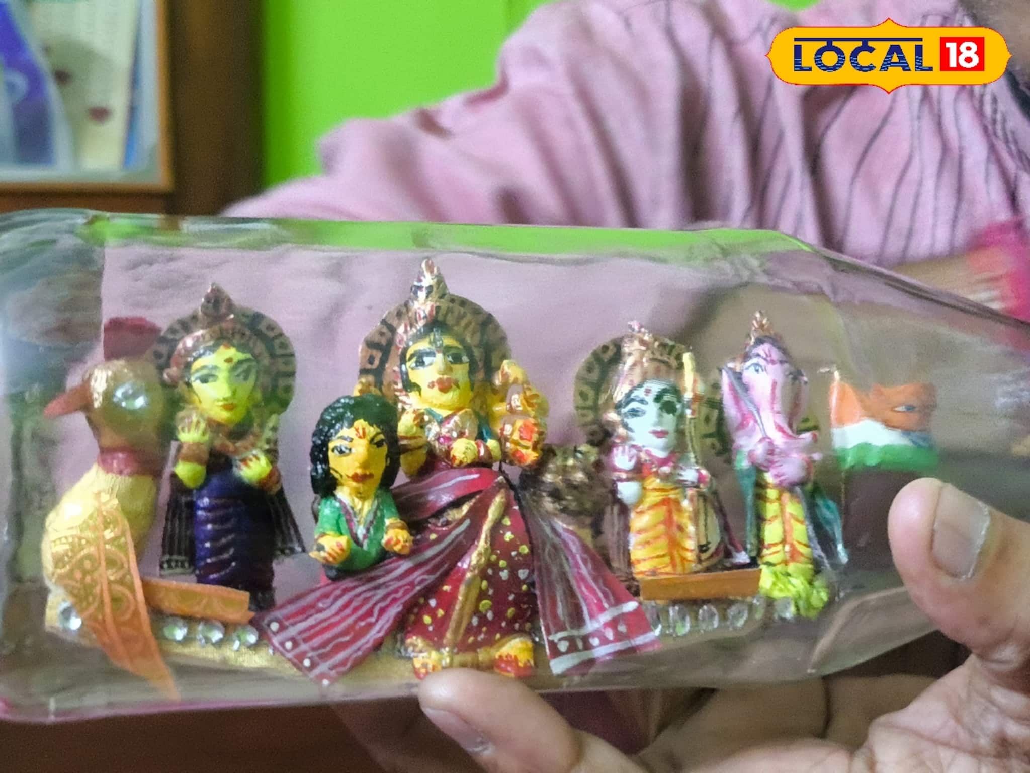 এ যেন চোখ ধাঁধানো মিরাকল! পরিবার নিয়ে বোতলে বন্দি হলেন মা দুর্গা