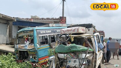দুমড়ে-মুচড়ে যাত্রীবাহী বাস। দুমড়ে-মুচড়ে যাত্রীবাহী বাস।