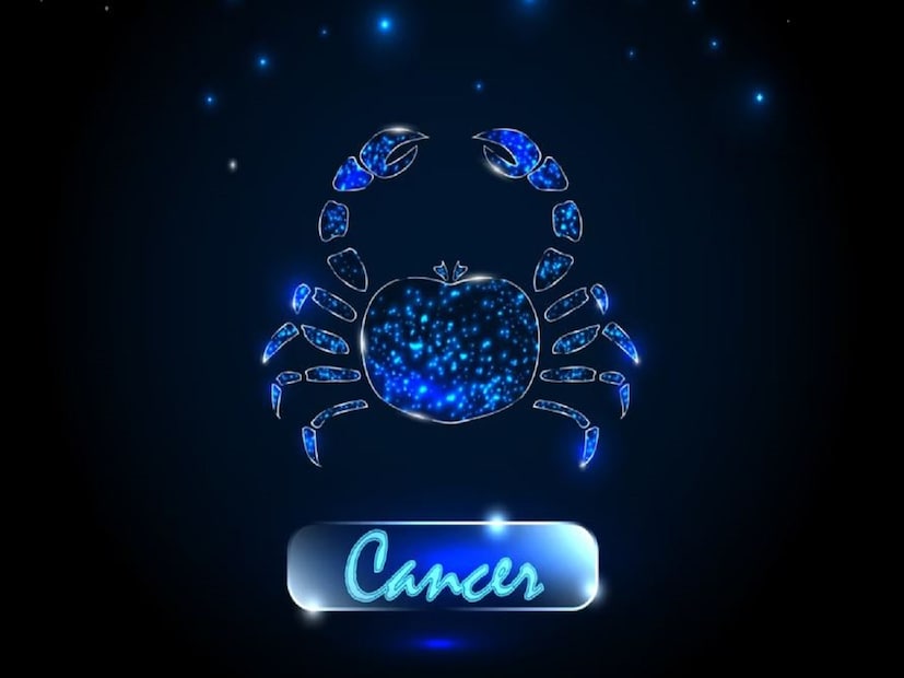 কর্কট রাশির (Cancer) জাতক জাতিকাদের জন্য আরাম এবং বিলাসিতা বৃদ্ধির দিন হবে। আপনি আপনার পরিবারের জন্য একটি বিলাসবহুল জিনিস কিনতে পারেন। আপনি যদি যানবাহন কেনার চেষ্টা করেন, তাহলে আজ সাফল্য পেতে পারেন। আজ আপনার ব্যবসায়ের যেকোনো প্রযুক্তিগত সমস্যা থেকে মুক্তি পাবেন। ভাগ্যের নক্ষত্রগুলি ইঙ্গিত দেয় যে আপনি আপনার মা এবং মামার কাছ থেকে সুবিধা পেতে পারেন। ছোট ছোট কাজের সাথে সম্পর্কিত ভ্রমণ সফল হবে। বৈবাহিক জীবনের দিক থেকেও কর্কট রাশির জাতক জাতিকাদের জন্য আজ অনুকূল থাকবে। আপনার সমন্বয় আরও ভালো হবে এবং আপনি আপনার স্ত্রীর জন্য একটি উপহারও কিনতে পারেন।
