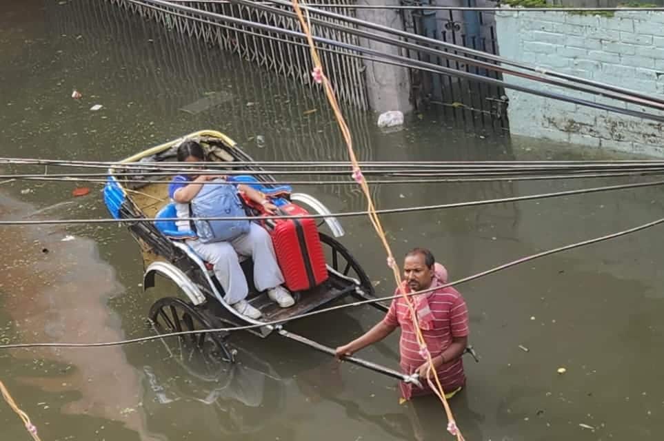 সোমবার থেকে টানা বিদ্যুৎহীন এলাকা। বাড়িতে খাবার জল নেই