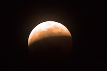 ২০২৬ সালের প্রথম চন্দ্রগ্রহণে কাকতালীয় যোগ! হোলির দিনই ঘটবে 'মিরাকেল', ভারতে সূতককাল কখন?