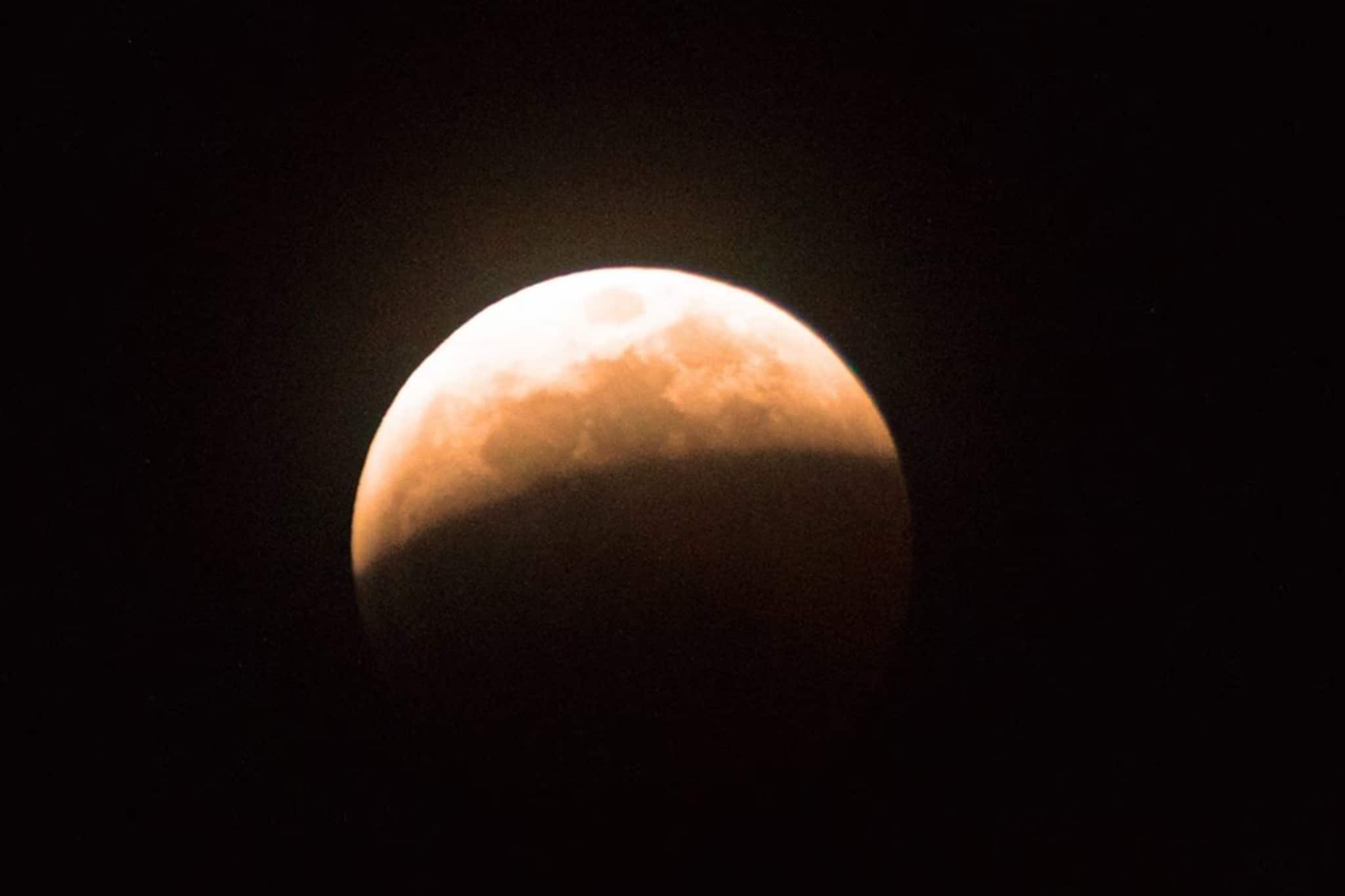 Chandra Grahan 2026: ২০২৬ সালের প্রথম চন্দ্রগ্রহণে বিরল কাকতালীয় যোগ...! হোলির দিনই ঘটবে 'মিরাকেল', ভারতে সূতককাল কখন? জেনে নিন সময়সূচী