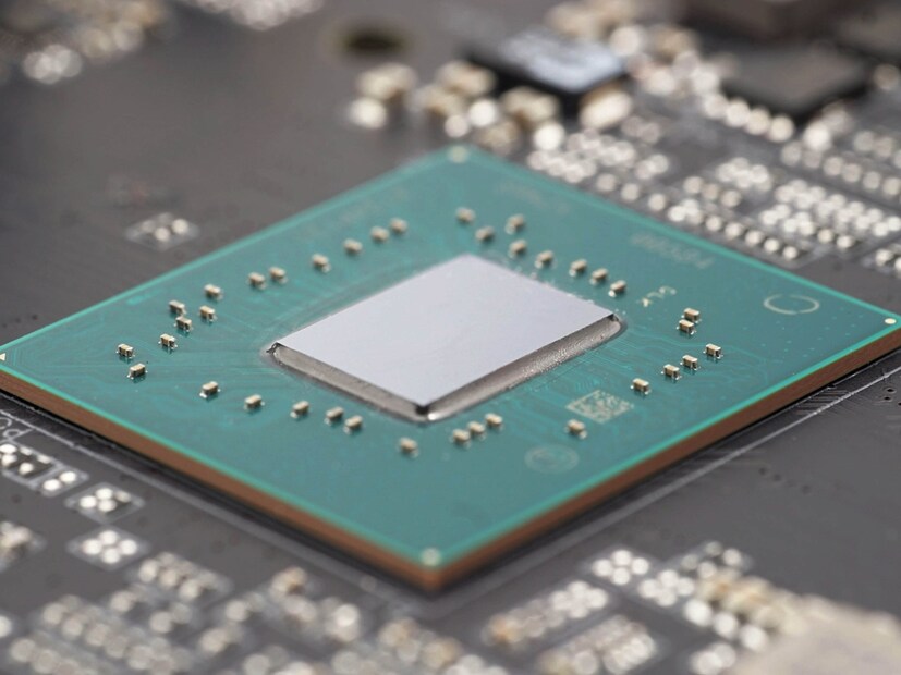 মোবাইল কিংবা কম্পিউটার অথবা ল্যাপটপ কেনার আগে এগুলির চিপসেট এবং প্রসেসরের ক্ষমতা দেখে নেওয়ার জন্য পরামর্শ দিয়ে থাকেন বিশেষজ্ঞরা। কিন্তু বেশিরভাগ মানুষ এক্ষেত্রে একটাই ভুল করে বসেন। আর সেটা হল - তাঁরা মনে করেন যে, চিপসেট আর প্রসেসর একই জিনিস। আর এই ভুল ধারণার জেরে শুধুমাত্র প্রসেসর অথবা চিপসেট - যে কোনও একটির কথা মাথায় রেখেই ডিভাইস কিনে ফেলেন তাঁরা। মোবাইল কিংবা কম্পিউটার অথবা ল্যাপটপ কেনার আগে এগুলির চিপসেট এবং প্রসেসরের ক্ষমতা দেখে নেওয়ার জন্য পরামর্শ দিয়ে থাকেন বিশেষজ্ঞরা। কিন্তু বেশিরভাগ মানুষ এক্ষেত্রে একটাই ভুল করে বসেন। আর সেটা হল - তাঁরা মনে করেন যে, চিপসেট আর প্রসেসর একই জিনিস। আর এই ভুল ধারণার জেরে শুধুমাত্র প্রসেসর অথবা চিপসেট - যে কোনও একটির কথা মাথায় রেখেই ডিভাইস কিনে ফেলেন তাঁরা।