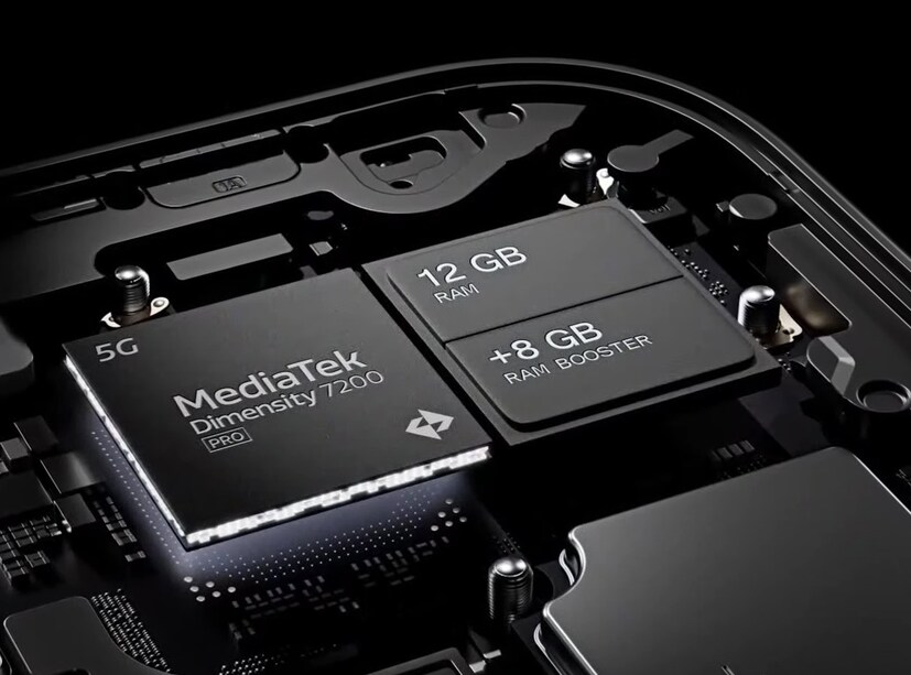 এর পাশাপাশি ক্যালকুলেশন, লজিক এবং কন্ট্রোলের কাজ করে। সেই কারণে প্রসেসর হল এমন একটি কম্পোনেন্ট, যা চিপে পাওয়া যায়। কিন্তু সব চিপ আবার প্রসেসর নয়। চিপও কিন্তু মেমোরি, সেন্সর অথবা অন্যান্য ইলেকট্রনিক কাজ করতে পারে। অর্থাৎ, প্রসেসর চিপের উপর থাকে। কিন্তু সব চিপের উপর থাকে না। তবে এটি চিপের একটি অংশ হতে পারে। 