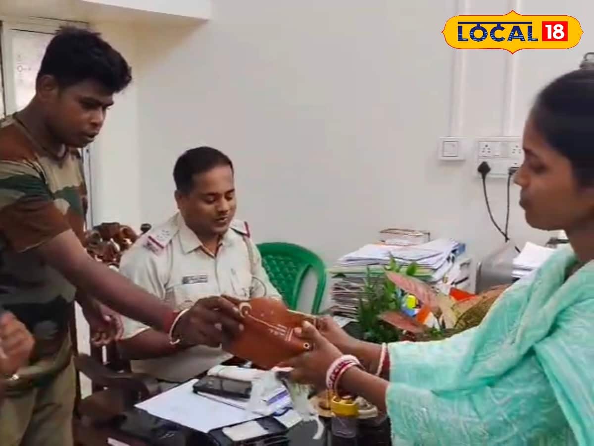 টাকা ও সোনার গয়না ভর্তি ব্যাগ ফিরিয়ে দিচ্ছেন সিভিক ভলেন্টিয়ার