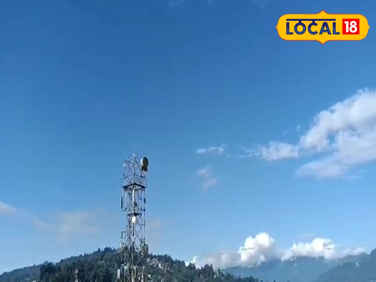 শিলিগুড়ির আকাশ যেদিন পরিষ্কার থাকলেও হালকা মেঘের সঙ্গে ভ্যাপসা গরম থাকবে। তবে পাহাড়ের দিকে উঠলে দেখা যাবে কালিম্পংয়ের আকাশ মেঘলা আর দার্জিলিংয়ের আকাশ পরিষ্কার। দার্জিলিংয়ে মনোরম আবহাওয়া থাকলেও কালিম্পংয়ে বৃষ্টির পূর্বাভাস রয়েছে। 