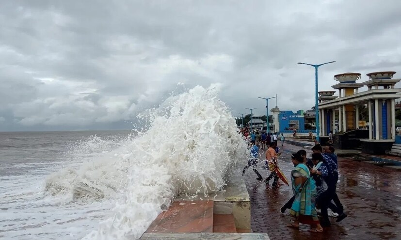দিঘায় ছুটি কাটাতে আসা পর্যটকরা সমুদ্রের উত্তাল ঢেউ ও জলোচ্ছ্বাস উপভোগ করছেন। জোয়ারের সময় সমুদ্রে নামতে না পারলেও পর্যটকরা গার্ড ওয়াল ও সৈকতের পাশে দাঁড়িয়ে জলোচ্ছ্বাস ও ঢেউয়ের সৌন্দর্য দেখতে পাচ্ছেন। ভিজে অবস্থায়, ঢেউয়ের সঙ্গে আনন্দের ছোঁয়া এবং উত্তাল সমুদ্রের দৃশ্য প্রকৃতির এক অসাধারণ রূপ তুলে ধরছে।