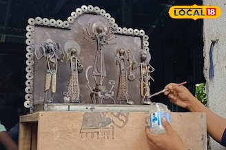ফেলে দেওয়া নাট-বোল্ট, পেরেক দিয়ে দশভুজা! বর্ধমানের শিল্পীর অভিনব ২ ফুটের দুর্গা প্রতিমা
