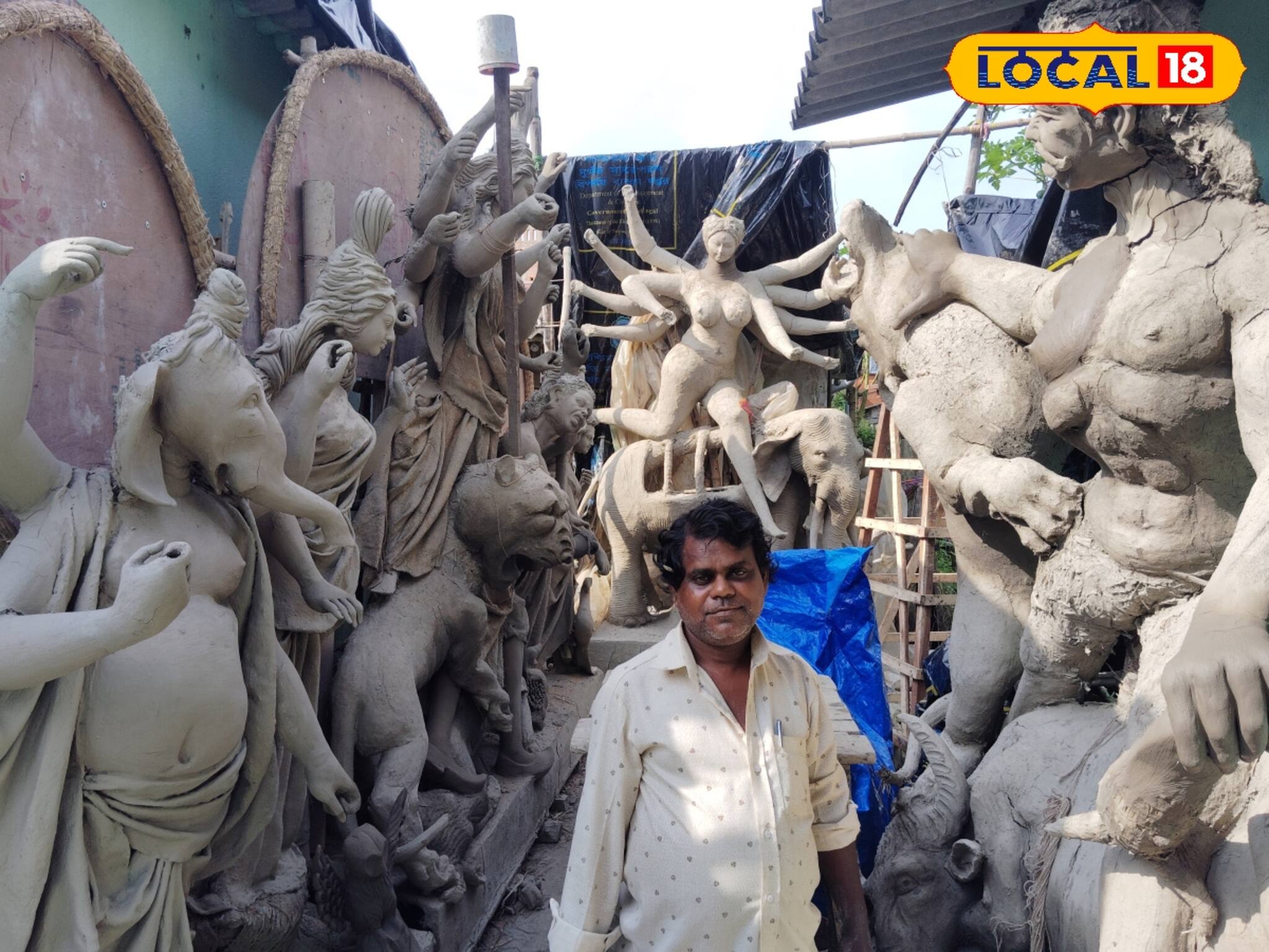 হাতে সরকারি চাকরি, অভাব নেই বললেই চলে, তবুও পুজো এলেই গড়েন প্রতিমা!