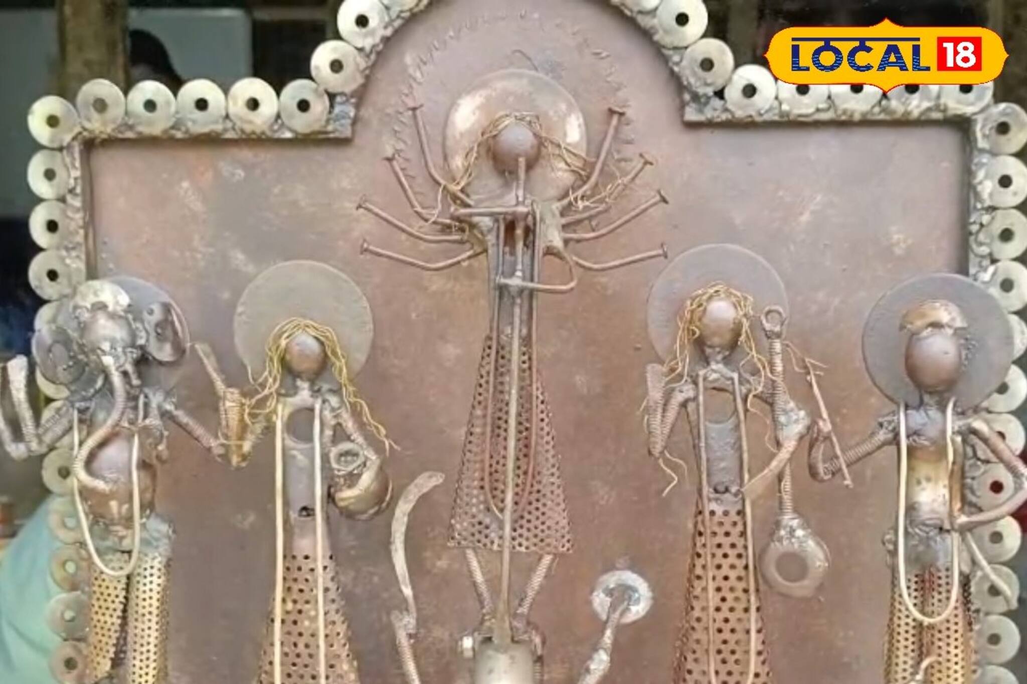 আপনি যা ফেলে দেন, তাই দিয়েই গড়ে উঠল দেবী দুর্গা! শিল্পীর দারুণ কীর্তি তাক লাগাবে