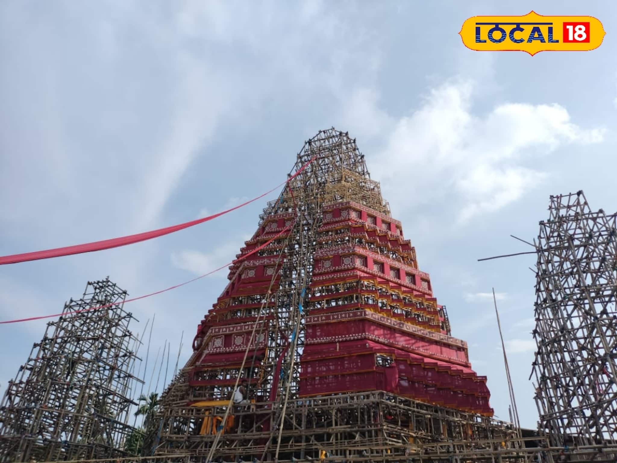 লাল ও খয়েরির মিশেলে সামুদ্রিক নকশার জাদু, সোশ্যাল মিডিয়ার ভাইরাল থিম এবার জীবন্ত! ব্যাংককের মন্দির ঘরের কাছে