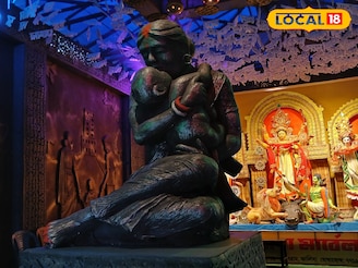 মাতৃবন্দনায় সাজানো পুজো! চোখে আঙুল দিয়ে সমাজের কঠিন বাস্তব তুলে ধরছে এই মণ্ডপ