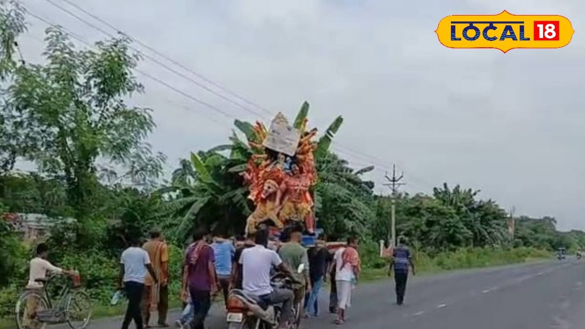 গাড়ি-ঘোড়া নয়, প্রথা মেনে আজও কাঁধে চেপেই গ্রামে আসেন 'ঘরের মেয়ে' উমা