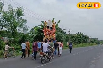 গাড়ি-ঘোড়া নয়, প্রথা মেনে আজও কাঁধে চেপেই গ্রামে আসেন 'ঘরের মেয়ে' উমা