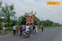 গাড়ি-ঘোড়া নয়, প্রথা মেনে আজও কাঁধে চেপেই গ্রামে আসেন 'ঘরের মেয়ে' উমা
