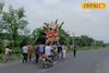 গাড়ি-ঘোড়া নয়, প্রথা মেনে আজও কাঁধে চেপেই গ্রামে আসেন 'ঘরের মেয়ে' উমা