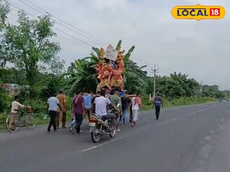 গাড়ি-ঘোড়া নয়, প্রথা মেনে আজও কাঁধে চেপেই গ্রামে আসেন 'ঘরের মেয়ে' উমা