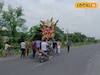 গাড়ি-ঘোড়া নয়, প্রথা মেনে আজও কাঁধে চেপেই গ্রামে আসেন 'ঘরের মেয়ে' উমা