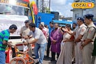 হাসি ফোটাল পুলিশ, হাত ধরে দুর্গা দর্শন! আনন্দে ভেসে গেল 'ওদের' মন