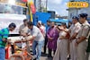হাসি ফোটাল পুলিশ, হাত ধরে দুর্গা দর্শন! আনন্দে ভেসে গেল 'ওদের' মন