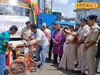 হাসি ফোটাল পুলিশ, হাত ধরে দুর্গা দর্শন! আনন্দে ভেসে গেল 'ওদের' মন
