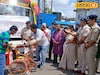 হাসি ফোটাল পুলিশ! পুলিশের হাত ধরে দুর্গা দর্শন, আনন্দে ভেসে গেল 'ওদের' মন