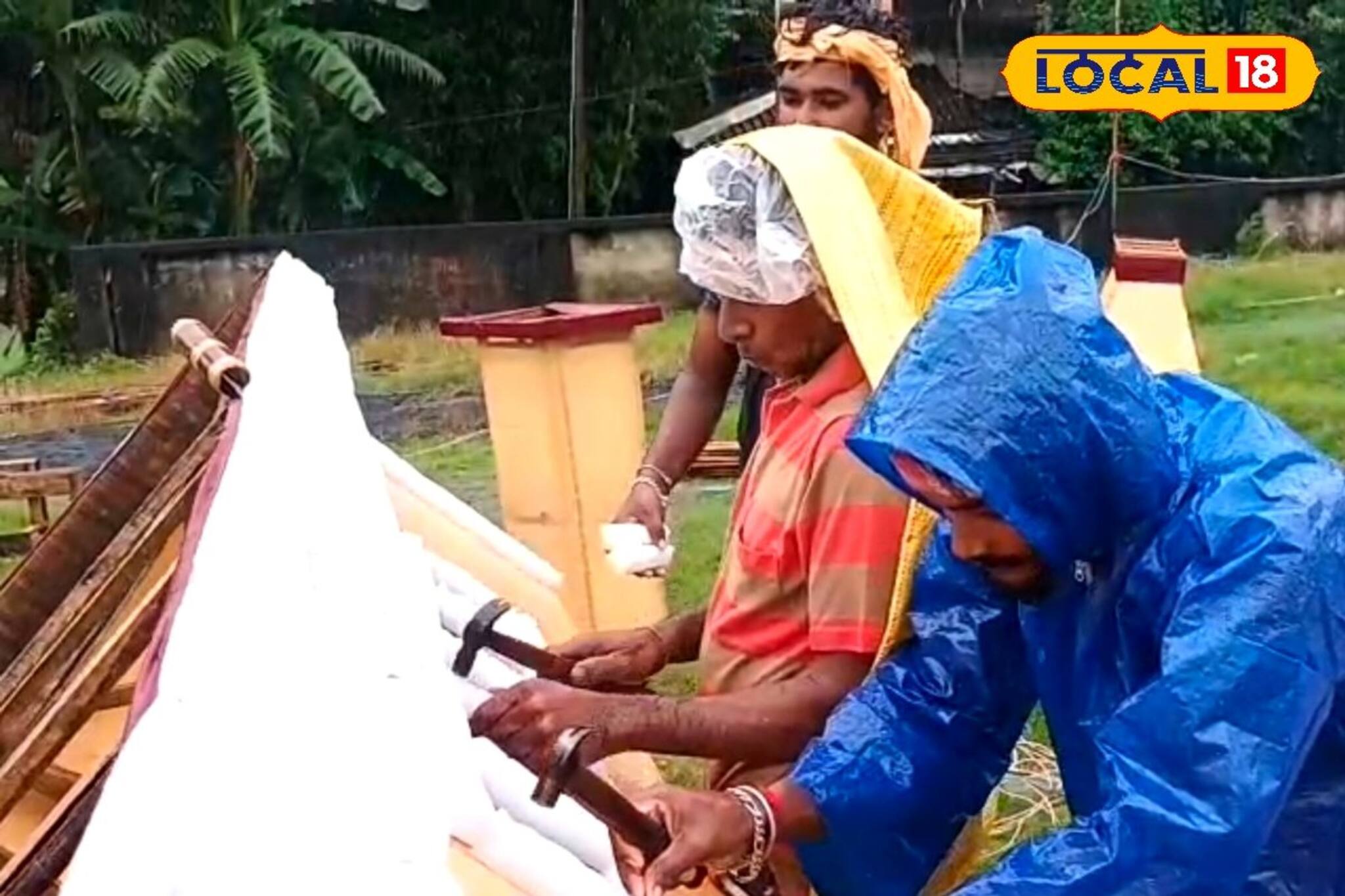 রেইনকোট পরে কাজ করছেন শিল্পীরা, মণ্ডপে বিদ্যুৎ সংযোগ দিতে ভয়! কী যে হবে