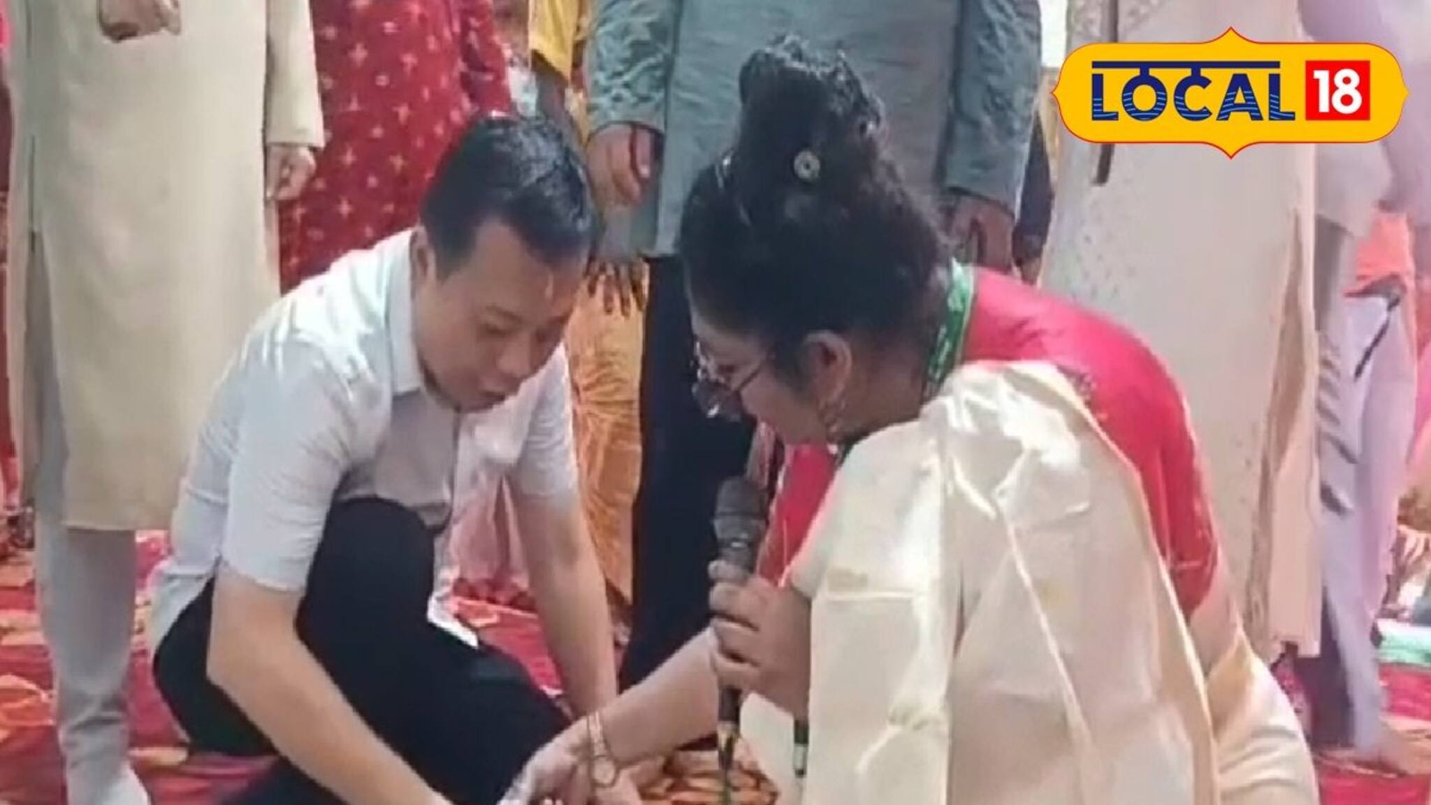 গ্রামীণ দুর্গোৎসবে ঢাক হাতে চিনা অতিথিরা! আবার নাড়ু পাকিয়েও খেলেন