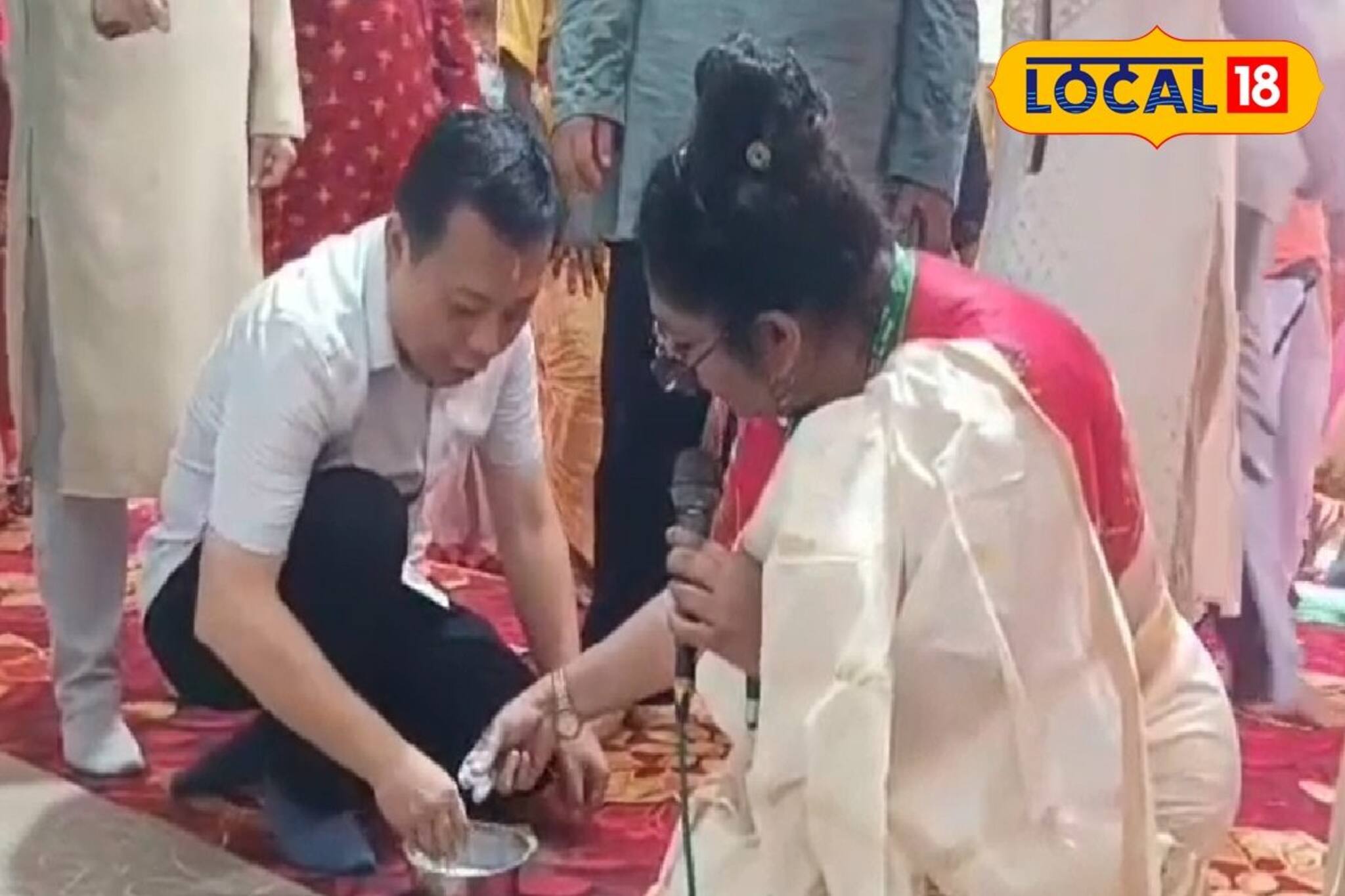 গ্রামীণ দুর্গোৎসবে ঢাক হাতে চিনা অতিথিরা! আবার নাড়ু পাকিয়েও খেলেন