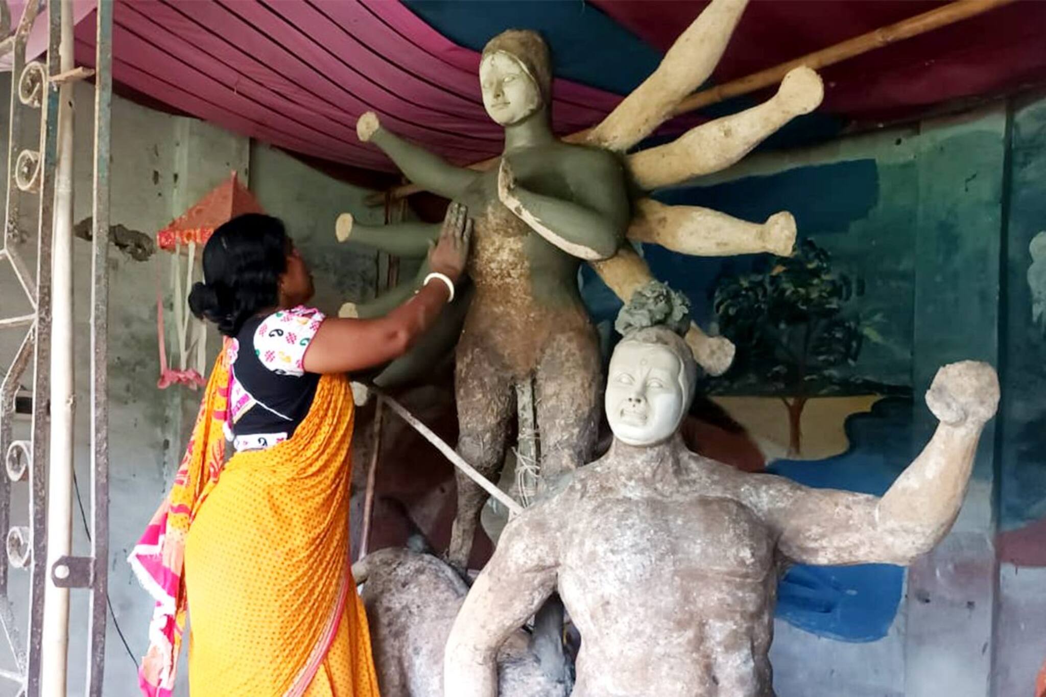 বাড়ির দুর্গার হাতেই মন্ডপের প্রতিমা! ক্রেতাদের ভিড় উপচে পড়ে