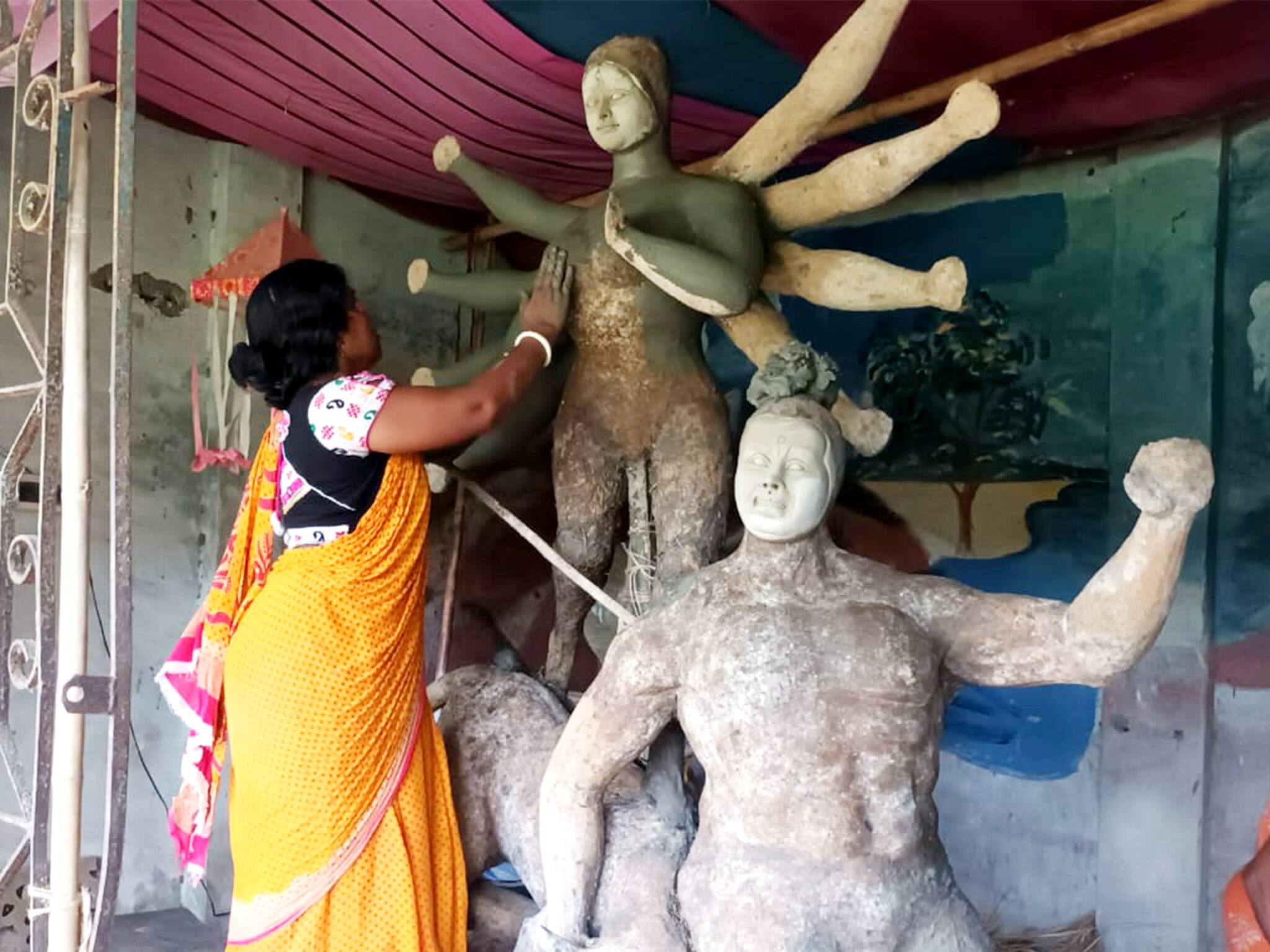 বাড়ির দুর্গার হাতেই মন্ডপের প্রতিমা! ক্রেতাদের ভিড় উপচে পড়ে