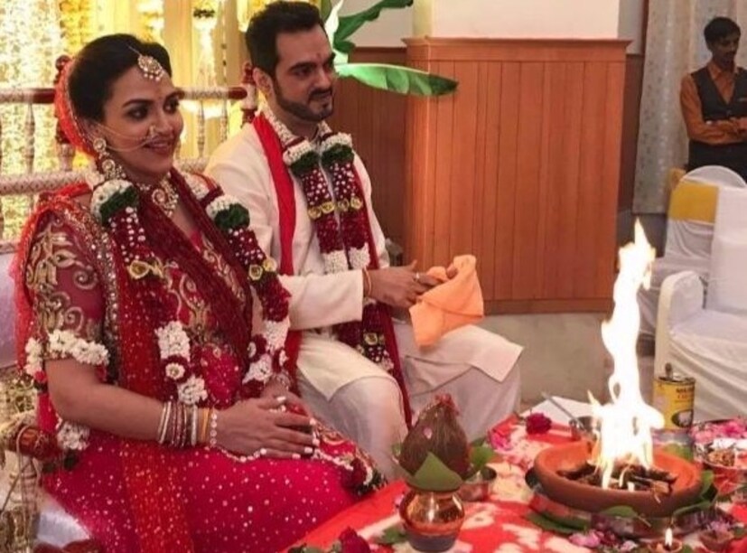এষা দেওল তার স্বামীর সাথে বিচ্ছেদের পর, একটি প্রতিবেদনে দাবি করা হয়েছে যে তার বাবা ধর্মেন্দ্র চেয়েছিলেন যে তারা দুজন আবার মিলিত হোক। 