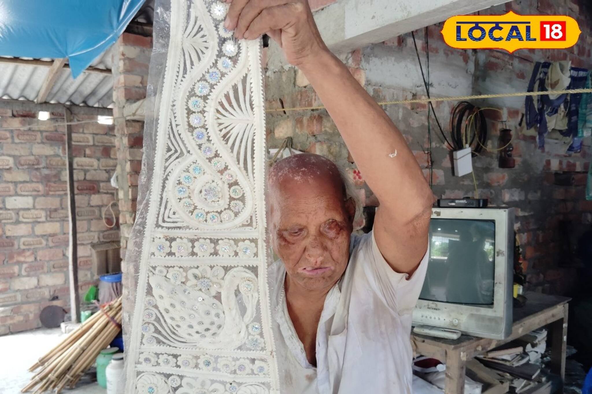 এক চোখের ভরসাতেই বাজিমাত! ৮২ বছর বয়সেও নিয়েছেন দেবীকে সাজিয়ে তোলার দায়িত্ব