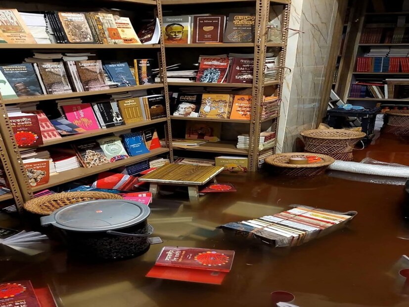 বই-ব্যবসাবীদের দাবি, কারও ৭০-৮০ হাজার টাকার, কারও বা লক্ষাধিক টাকার বই নষ্ট হয়েছে। ভিজে যাওয়ায় ফেলে দিতে হচ্ছে বহু নতুন বই। তার মধ্যে থেকেও কিছু বই বাঁচানোর চেষ্টা চলছে। গোটা কলেজস্ট্রিট জুড়ে করুণ চিত্র... রোদে দিয়ে শুকানোর চেষ্টা চলছে বই। ঙ্গলবার দেখা গিয়েছিল, জলে ভাসছে বই। বুধবারের ছবি, বই শুকিয়ে কিছুটা হলেও আর্থিক ক্ষতি সামলানোর চেষ্টায় পুস্তক-ব্যবসায়ীরা। 