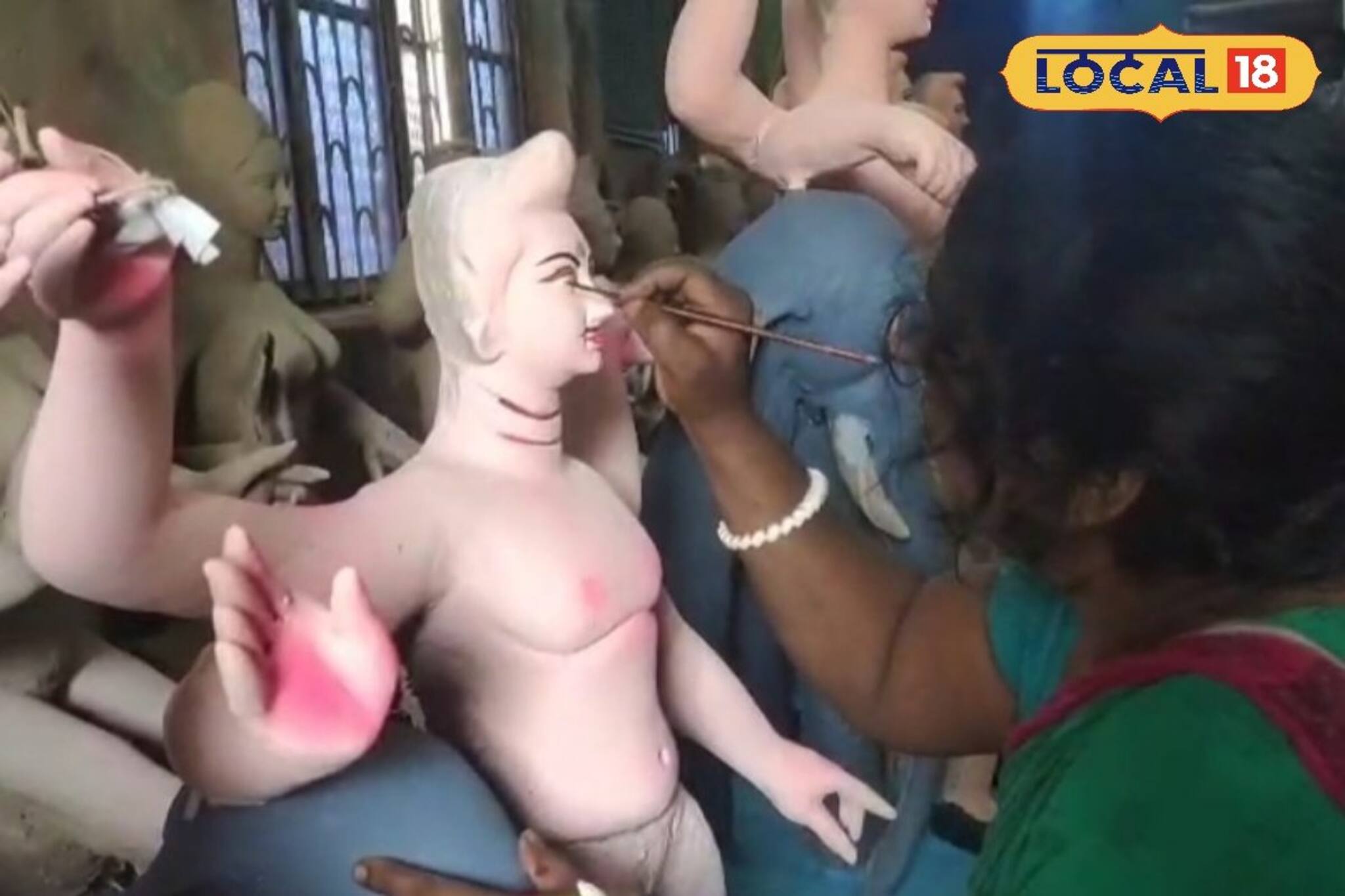 সংসারের ভরসা আজ মাটির প্রতিমা! বাবার শেখানো কাজে বদলে গেল জীবন