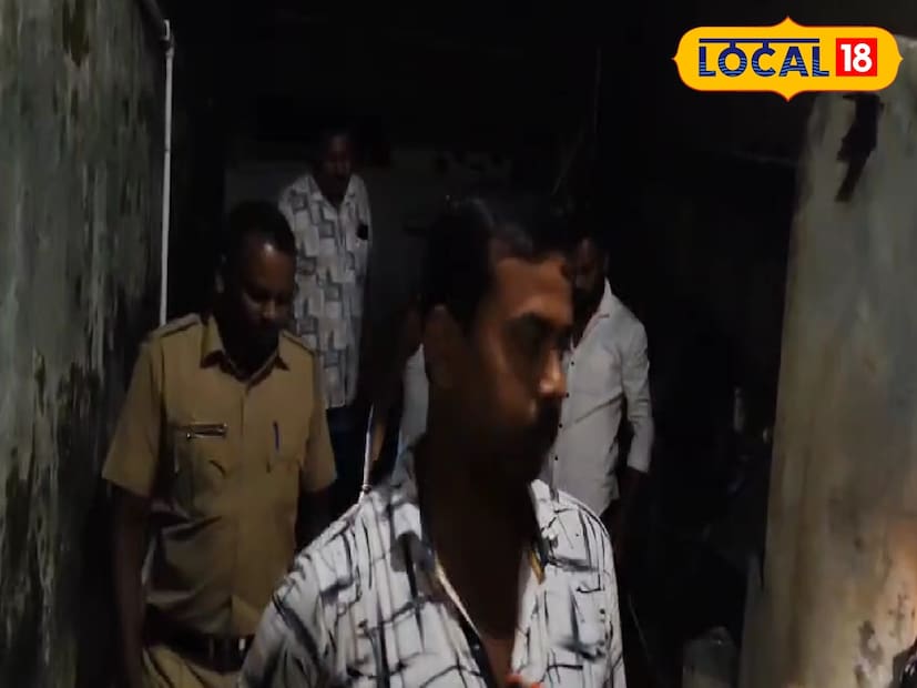প্রধানের পরিবার সূত্রে খবর, রাতের অন্ধকারে বাড়ির সীমানা প্রাচীরের ভেতরে হঠাৎই পরিবারের সদস্যদের চোখে পড়ে এই বিশাল মাপের অজগরটি। মুহূর্তে আতঙ্কিত হয়ে পড়েন সকলে। খবর দাবানলের মতো ছড়িয়ে পড়তেই একঝলক দৈত্যাকার এই অজগরকে দেখার জন্য এলাকায় ভিড় জমান শতাধিক মানুষ।অবস্থা বেগতিক দেখে খবর দেওয়া হয় খাতড়া থানায়। সঙ্গে সঙ্গেই ঘটনাস্থলে পৌঁছয় খাতড়া থানার পুলিশ ও বন দফতর।