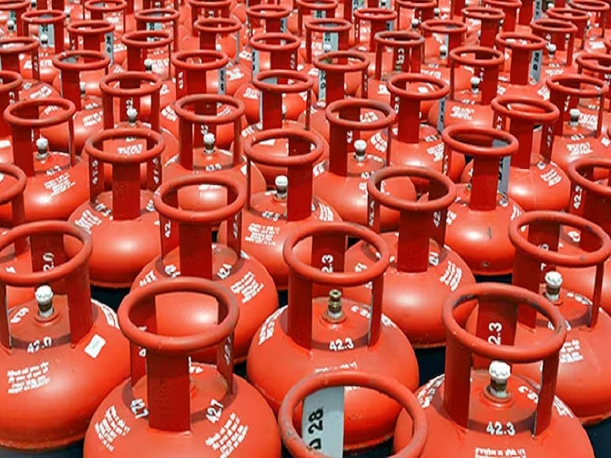 মোবাইল নম্বর পোর্টেবিলিটির মতো LPG সিলিন্ডার কোম্পানি পরিবর্তন করতে পারবেন, নিয়ম কবে থেকে কার্যকর হচ্ছে?