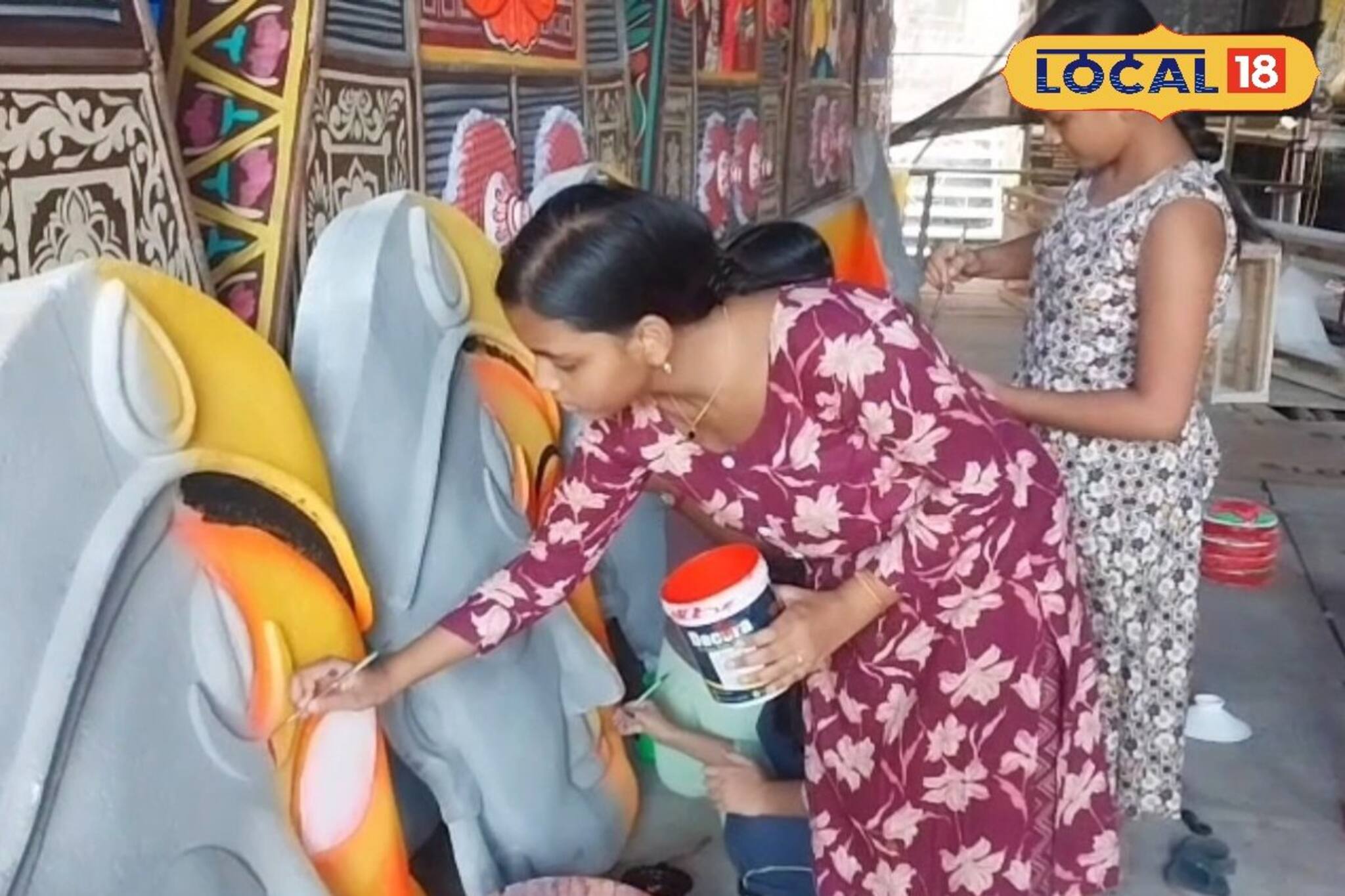 পড়াশুনার পাশাপাশি থিমের কাজ! এবারের দুর্গাপুজোয় মালদহে বড় দায়িত্বে ২০ ছাত্রী