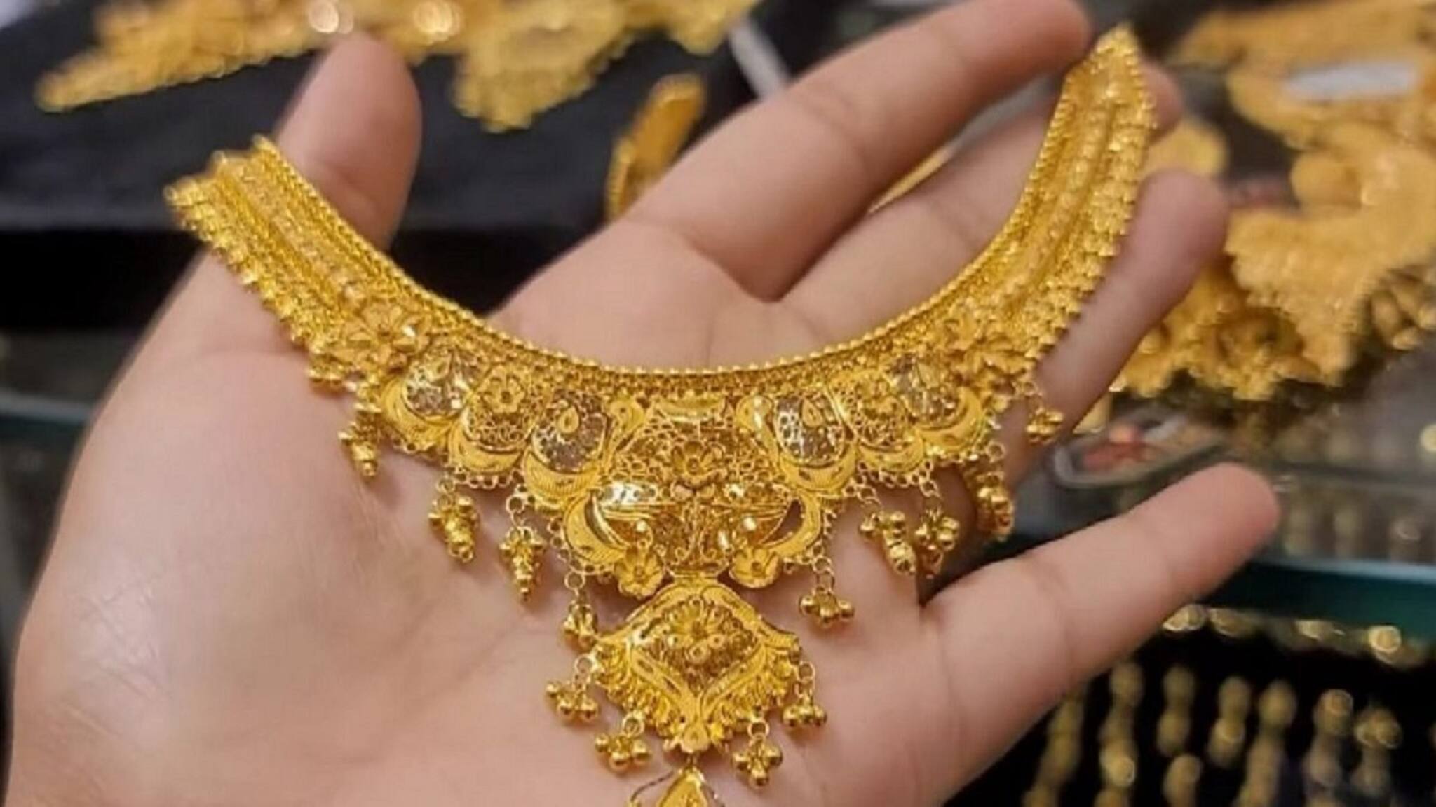 What is 18-Carat Gold: বাড়ছে চাহিদা, কিন্তু জানেন কি ১৮ ক্যারেট সোনায় কী কী থাকে! ৯৯ শতাংশই বলতে পারবেন না উত্তর