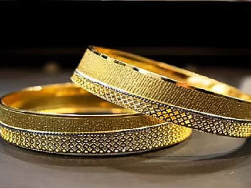 সরকার ইতিমধ্যেই এই সোনার দর বৃদ্ধির আবহে নতুন ৯ ক্যারেট গয়নায় হলমার্কিংয়ের সিদ্ধান্ত নিয়েছে। সেই অনুসারে, চিরাচরিত ২৪ ক্যারেট এবং ২২ ক্যারেটের তুলনায় অনেকটাই কম হলেও শুদ্ধতার সরকারি সমর্থন থাকায় হালকা সোনার গয়নার কেনাকাটা বাড়ারই সম্ভাবনা বেশি।