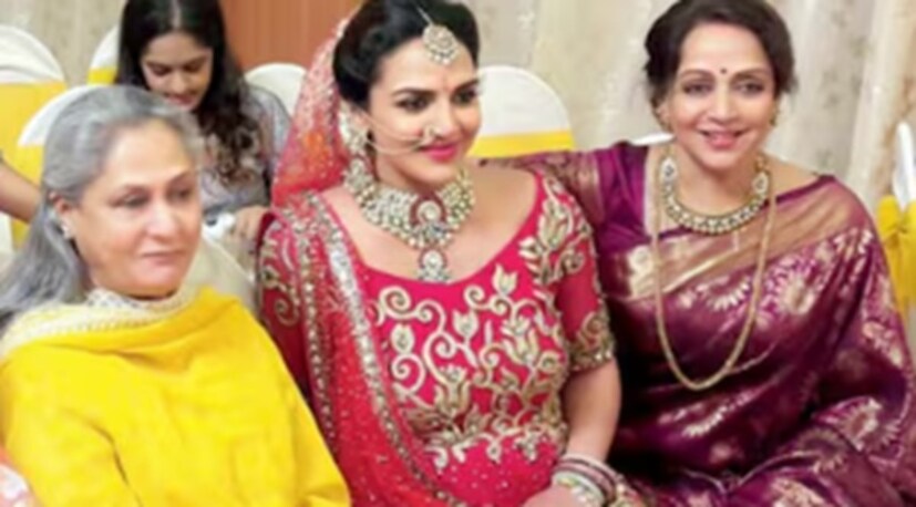 অনুষ্ঠানে জয়া বচ্চন, রশ্মি ঠাকরে এবং ডিম্পল কাপাডিয়া সহ ঘনিষ্ঠ বন্ধুবান্ধব এবং পরিবারের সদস্যরা উপস্থিত ছিলেন। এক প্রতিবেদন অনুসারে, হেমা মালিনী এবং জয়া বচ্চনও দম্পতির সাথে তেল কুমকুম আচারে অংশ নিয়েছিলেন।