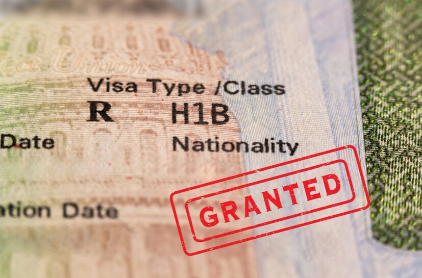 অফশোরিংয়ের হুমকি: কোম্পানিগুলি ক্রমবর্ধমানভাবে উচ্চ-মূল্যের কাজ অফলোড করার চেষ্টা করছে। ভারত, চিন অথবা কানাডা এর ফলে উৎপাদন মার্কিন যুক্তরাষ্ট্রের মতো দেশে স্থানান্তরিত হতে পারে, যার ফলে মার্কিন প্রযুক্তি শিল্পের প্রতিযোগিতামূলক ক্ষমতা হ্রাস পাবে। 